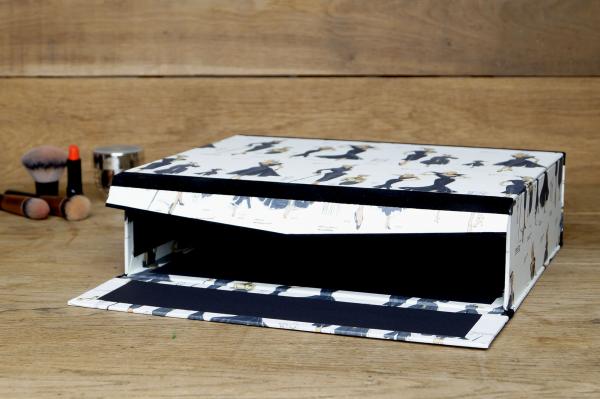 Exklusive Box mit Damenmode schwarz Deckel mit Magnet